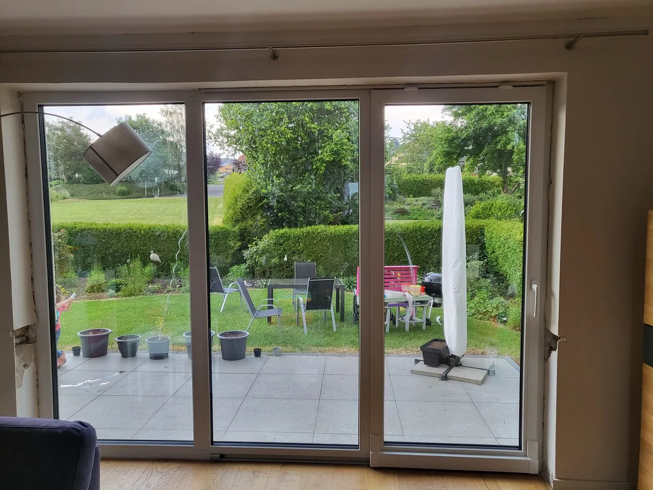 Große Fensterfront mit Blick in den Garten aus der pArtiS-Bildersammlung