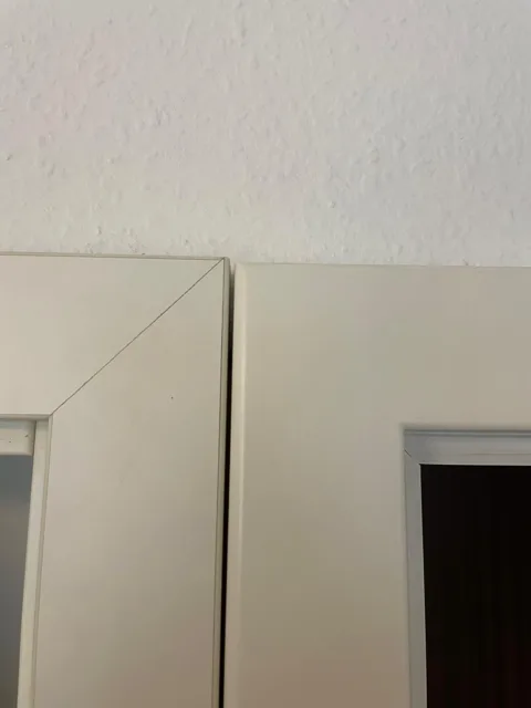 Links: normale Gehrung bei weißen Türen. Rechts: überlackierte Gehrung by pArtiS.